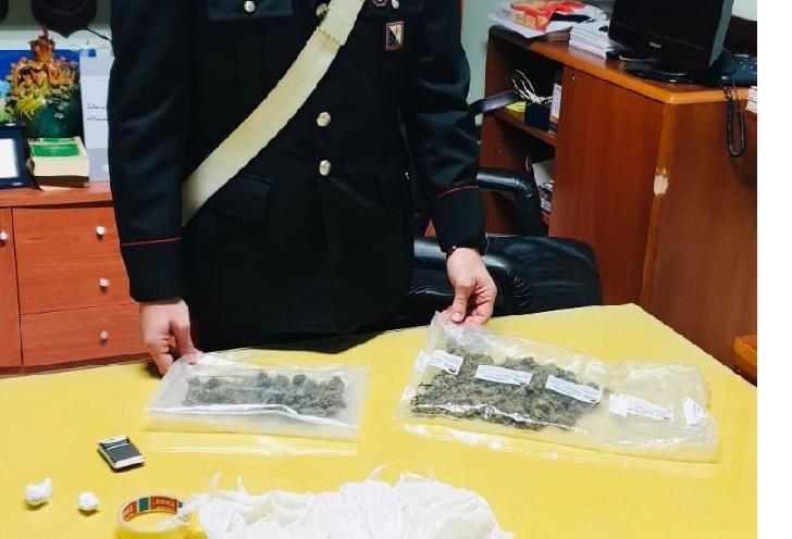 Le buste con la droga trovate dai carabinieri adosso al 19enne