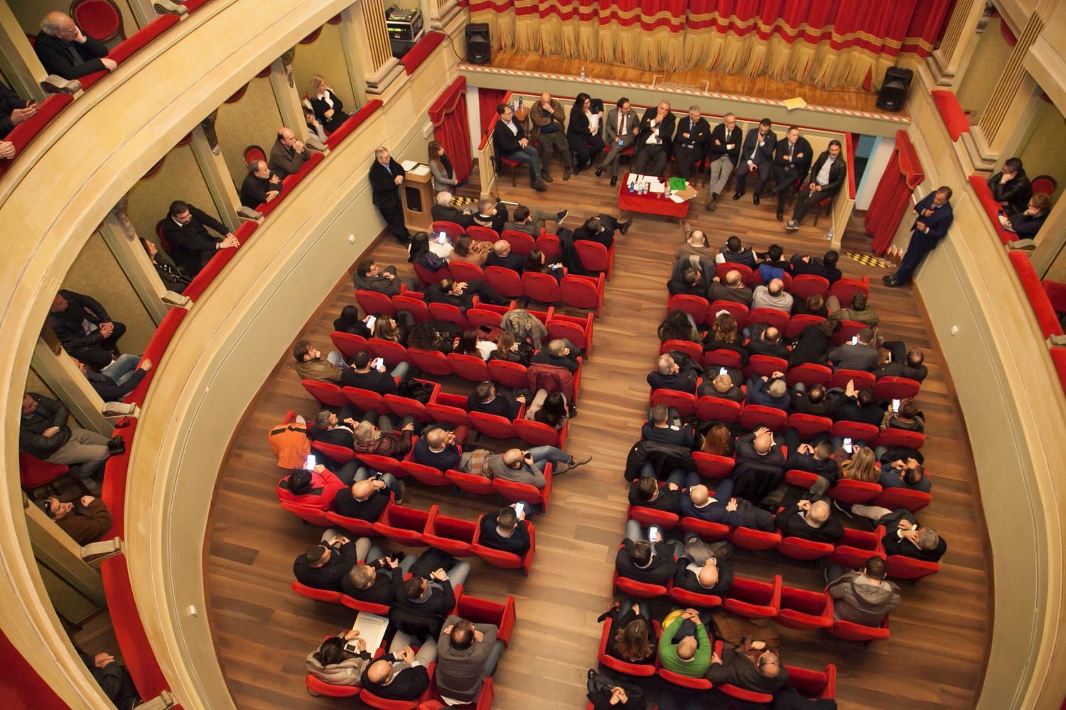 Al teatro di Alghero consiglio comunale aperto a tutti i sindaci e ai rappresentanti istituzionali del nord Sardegna (foto Roberto Gabrielli)