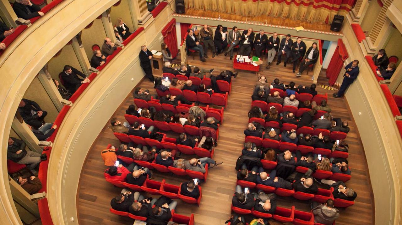 Al teatro di Alghero consiglio comunale aperto a tutti i sindaci e ai rappresentanti istituzionali del nord Sardegna (foto Roberto Gabrielli)