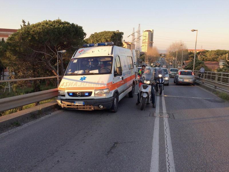 Incidente sul cavalcavia della stazione: tre feriti, c'è anche un bimbo di 4 anni 