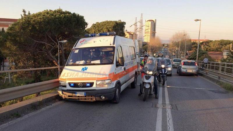 Incidente sul cavalcavia della stazione: tre feriti, c'è anche un bimbo di 4 anni