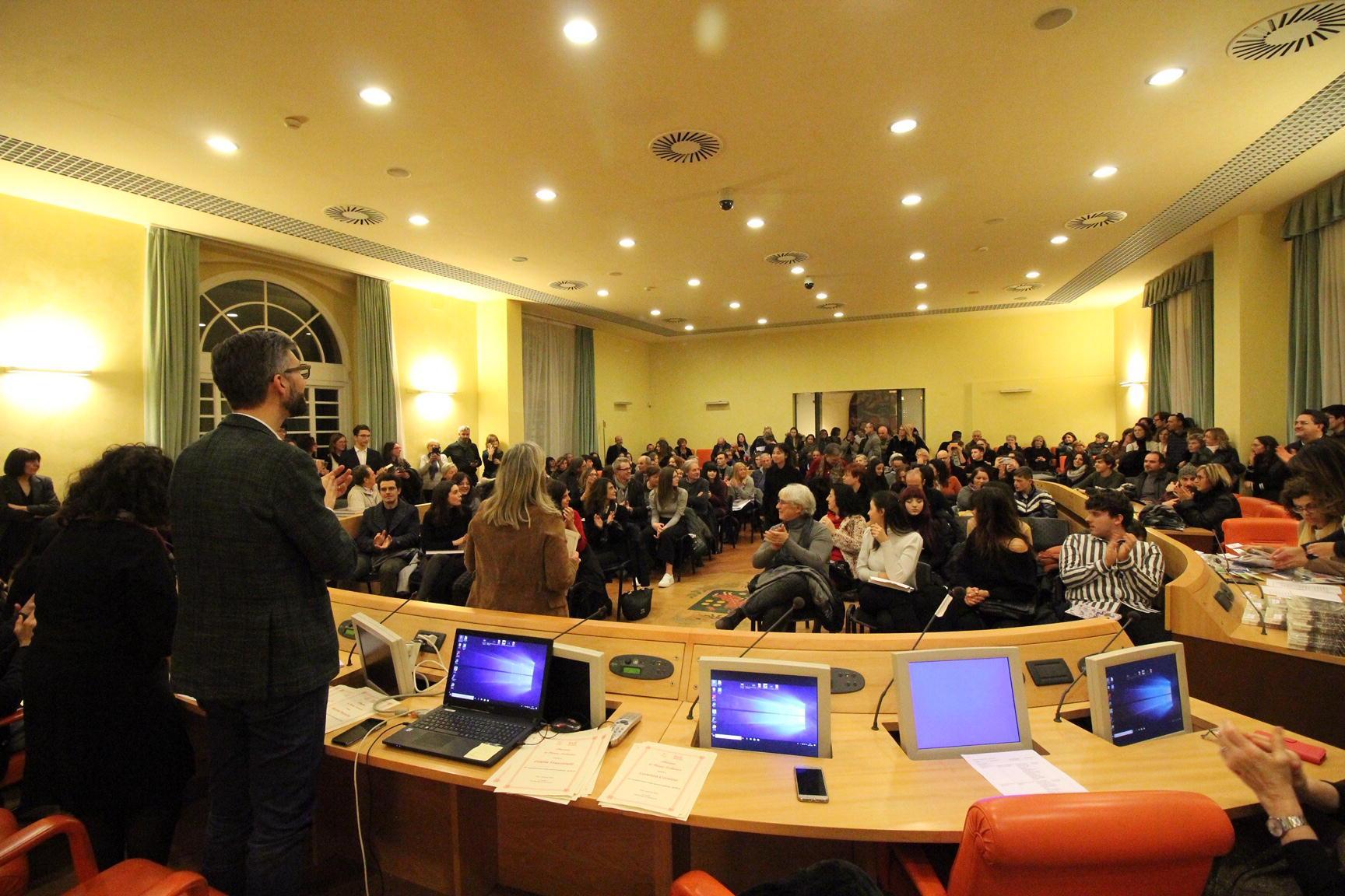 Gli studenti premiati del liceo Livi in platea a palazzo Banci Buonamici. Di spalle il presidente della Provincia Francesco Puggelli