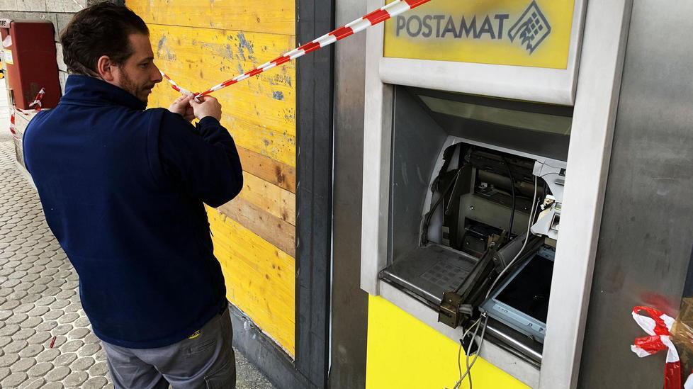 Un tecnico al lavoro per la sostituzione del bancomat distrutto (Foto Nucci)