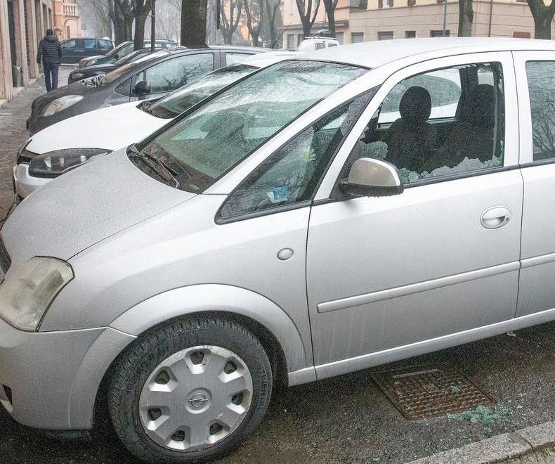 Modena, vandali in via Ruffini prendono di mira le automobili in sosta 
