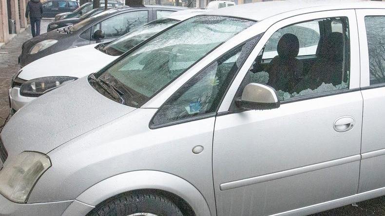 Modena, vandali in via Ruffini prendono di mira le automobili in sosta