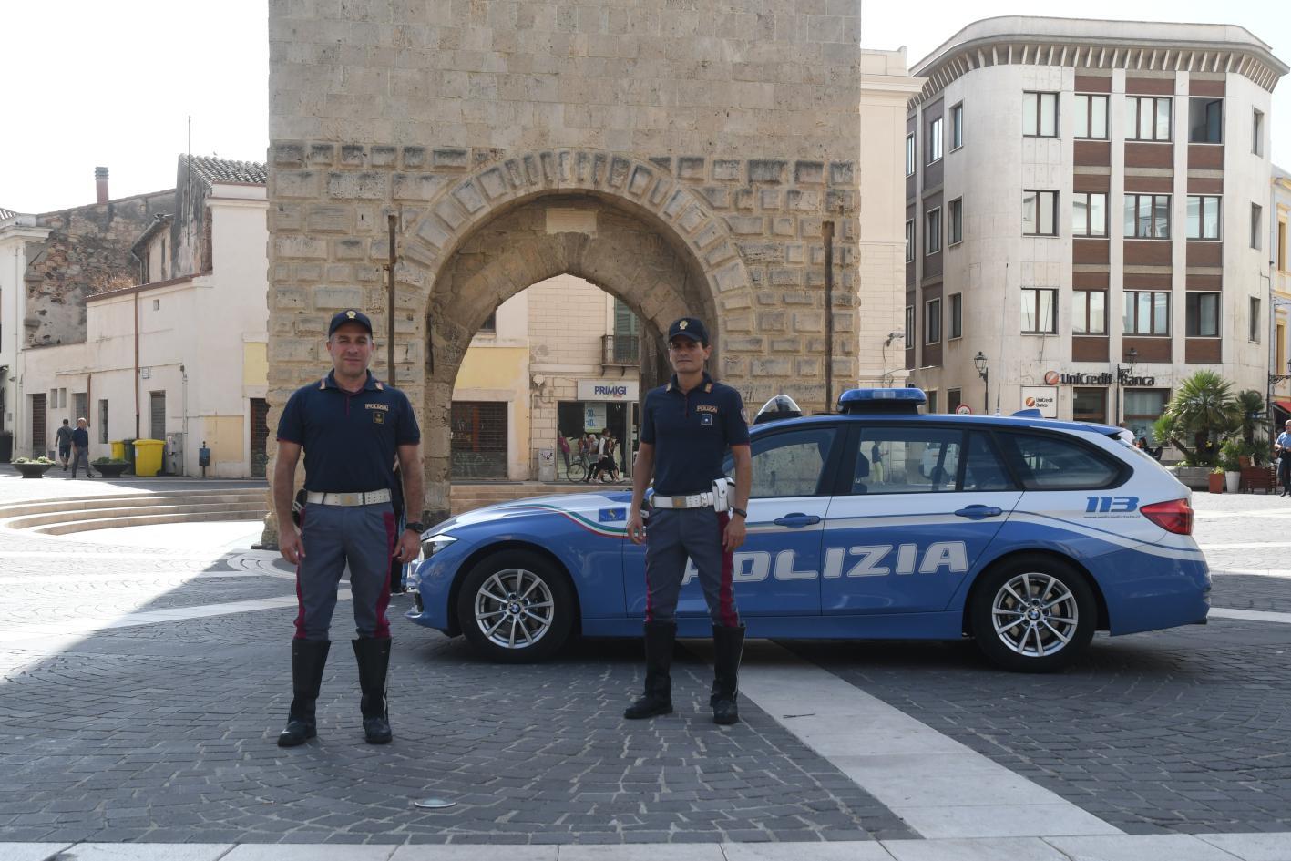 Una pattuglia della stradale di Oristano