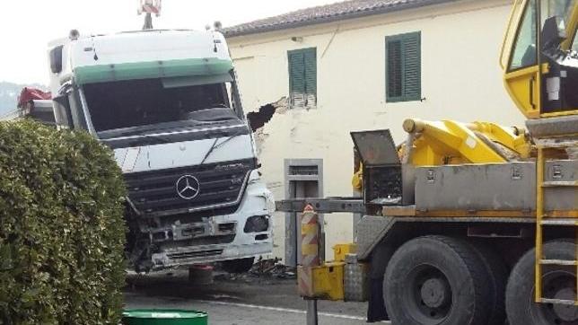 Tir contro un’abitazione per evitare un’auto