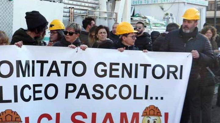 Marcia per la scuola, i professori in piazza con i caschetti gialli