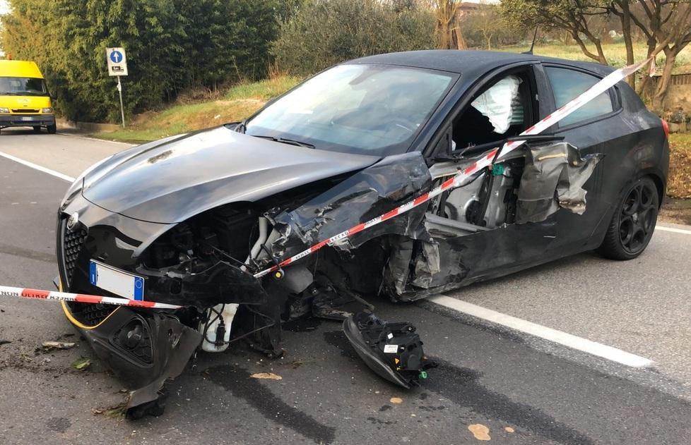 Camion contro una casa per evitare l’impatto con l’auto impazzita 