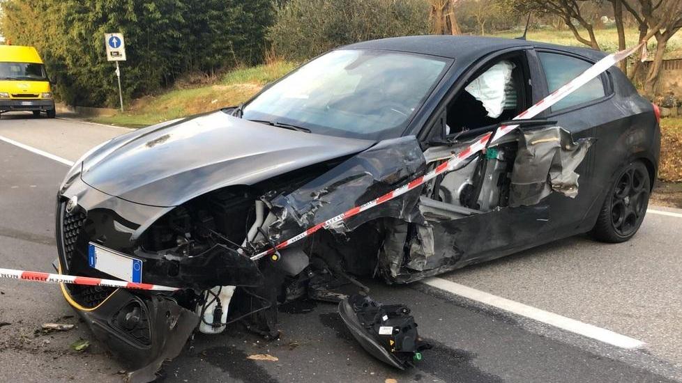 Camion contro una casa per evitare l’impatto con l’auto impazzita