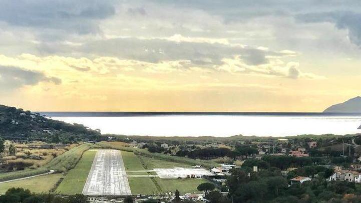 Aeroporto, lunedì è il giorno cruciale Due vettori in corsa per i voli con l’Elba