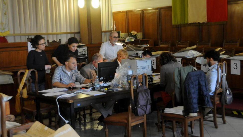 Il testa a testa tra i candidati anticipato a domenica 15 marzo