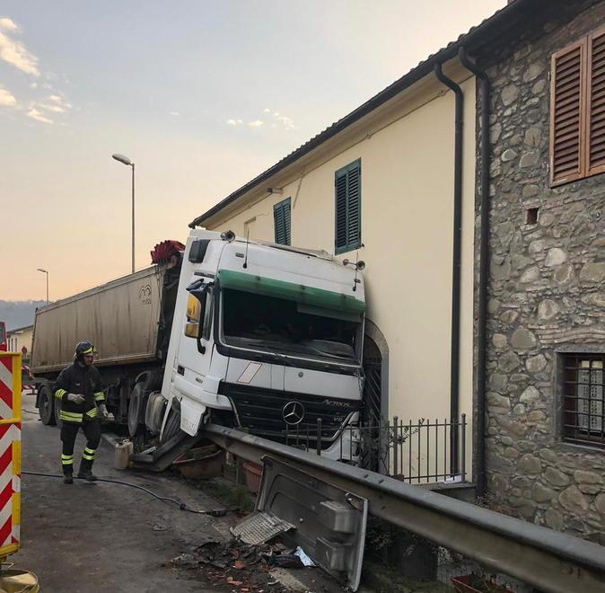 Camion finisce contro il muro di una casa 