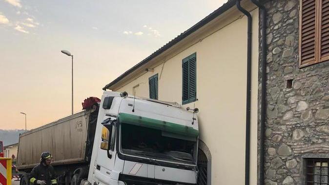 Camion finisce contro il muro di una casa