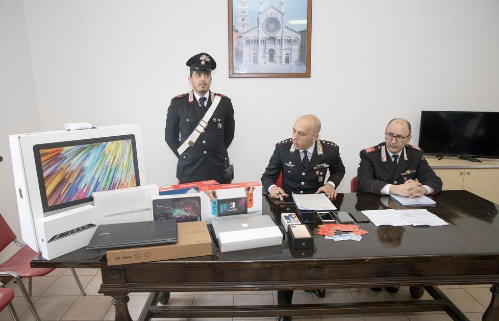 Buste paga e documenti falsi per comprare pc e cellulari 