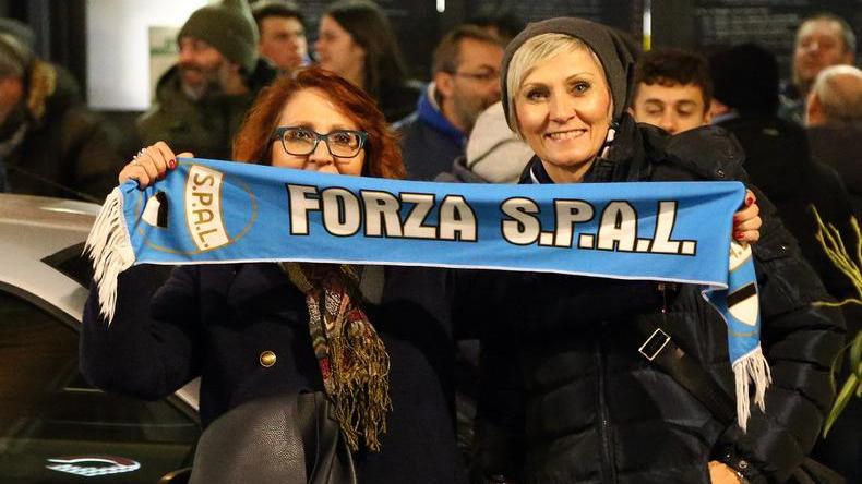 Bagno di folla, biancazzurri osannati ed incitati Il popolo: «Noi vogliamo questa vittoria»