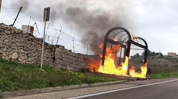 Brucia una pensilina a Sennori, denunciato 