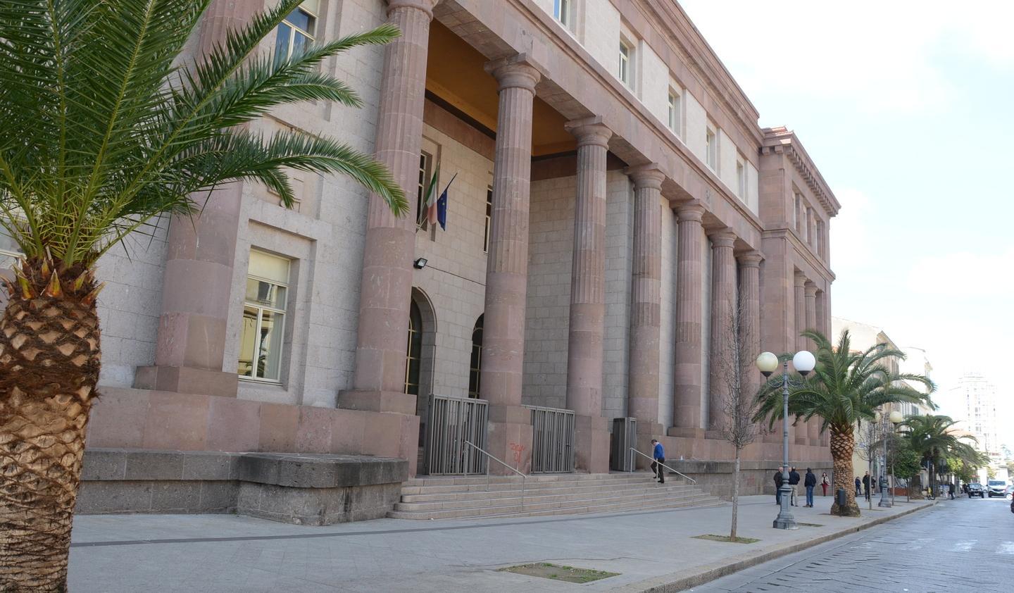 Donna ingannata da falso agente segreto 