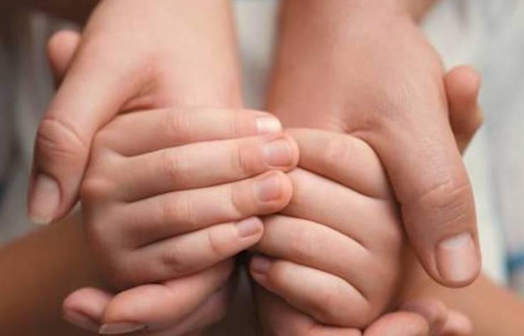 Sassari, lascia il figlio da solo per andare a drogarsi: mamma assolta 