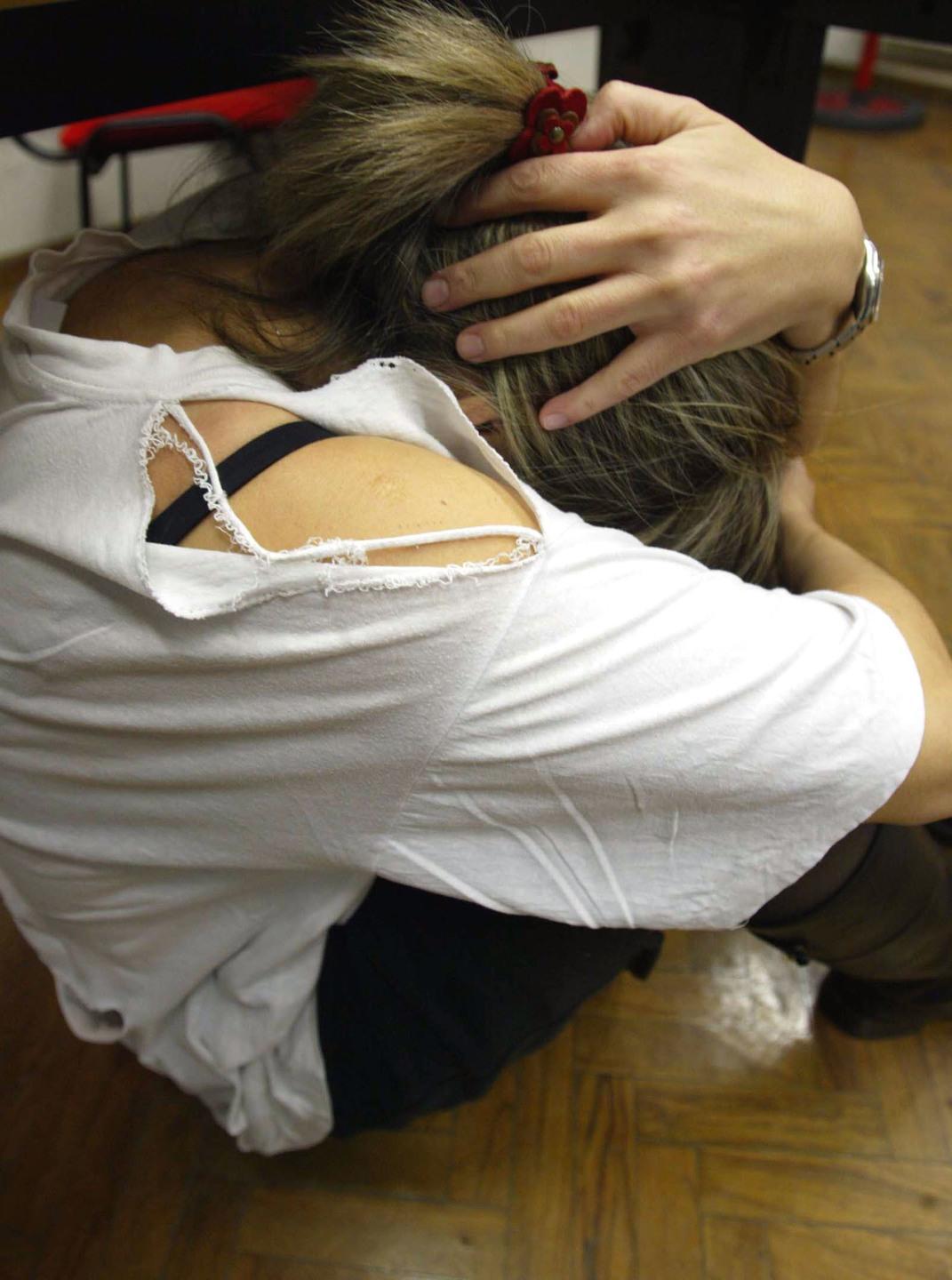 Aggredisce la compagna e tenta di darle fuoco 