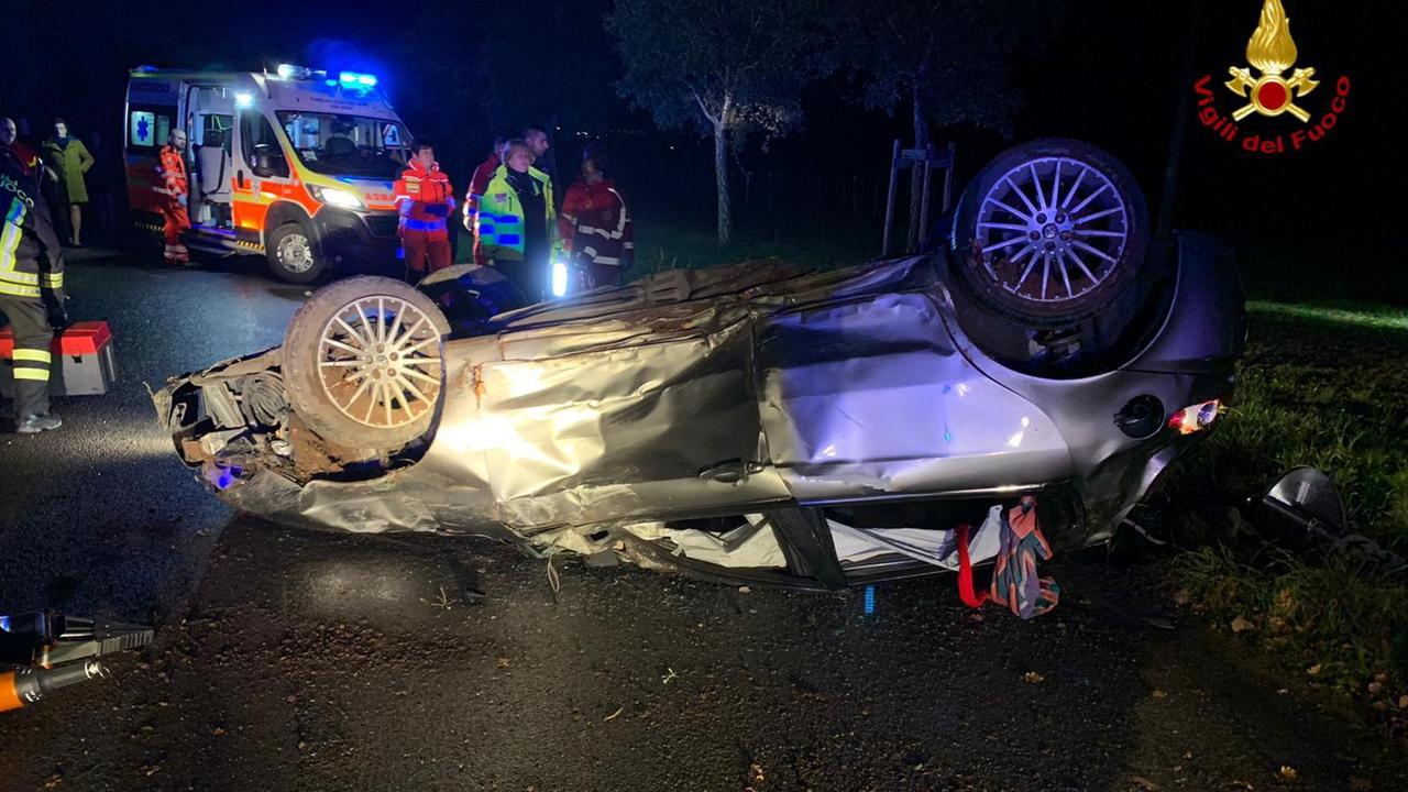 Si ribalta con l'auto dopo lo schianto: muore a 37 anni