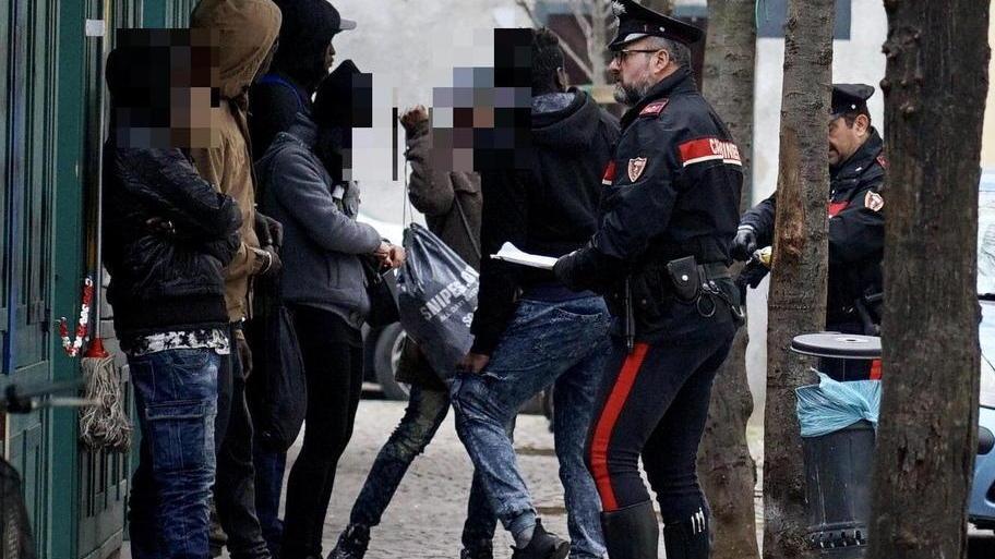«Spaccio tra le baracchine in piazza Garibaldi», e scattano nuovi controlli