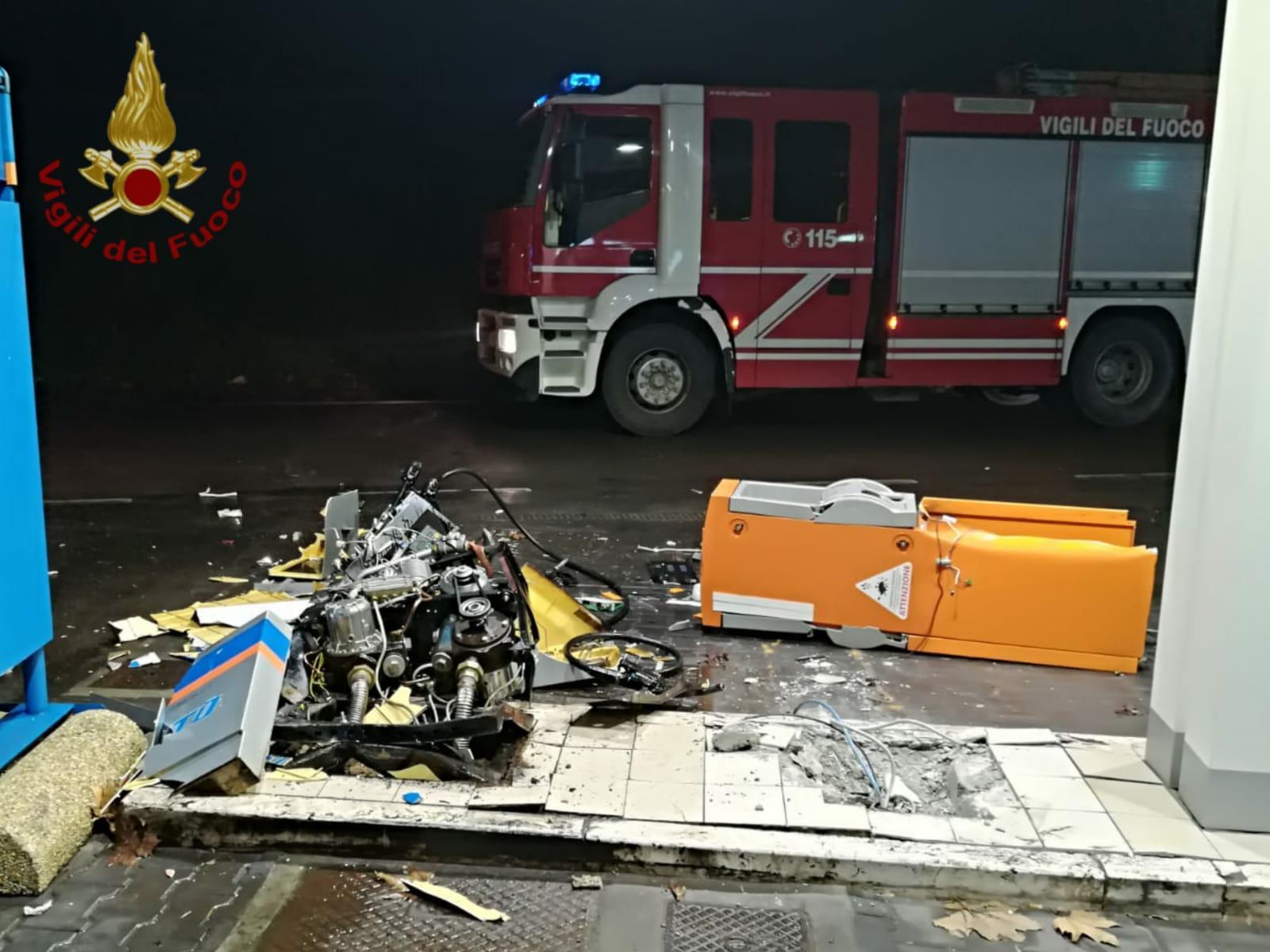 Blitz al distributore con un trattore, la banda fugge con il denaro della colonnina self service