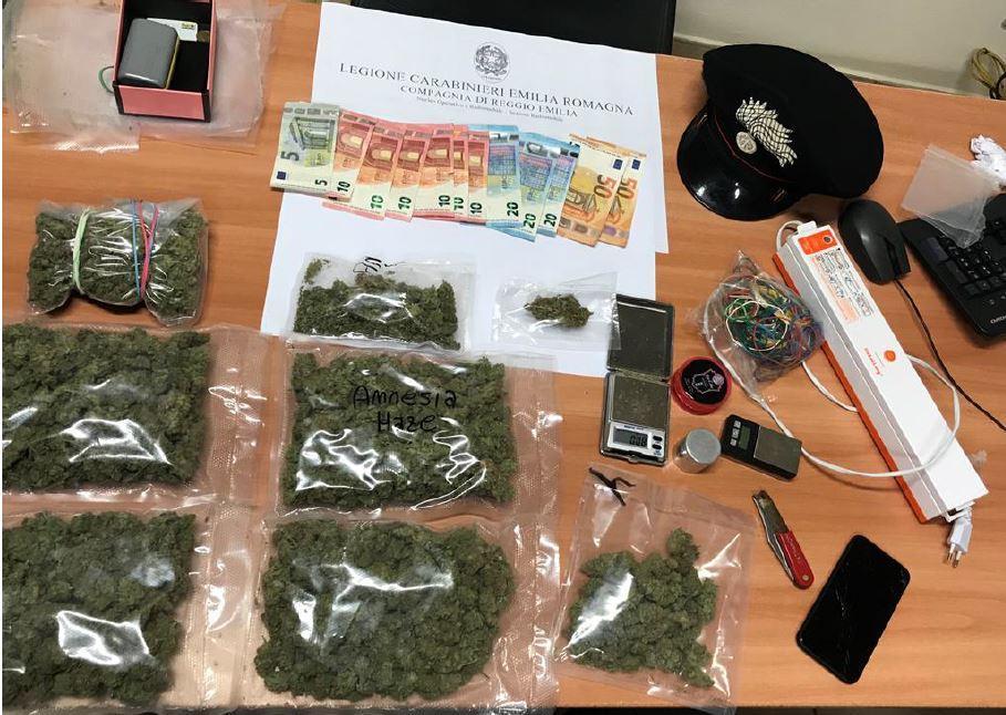 In una stanza d'albergo il laboratorio dello spaccio: arrestati due giovani