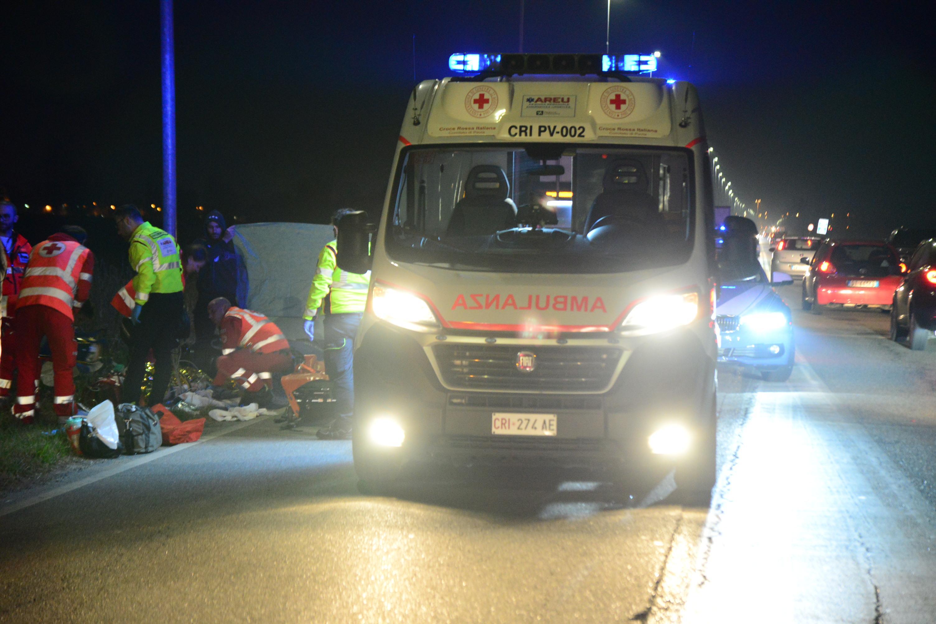Auto contro un albero lungo la provinciale, due persone ferite