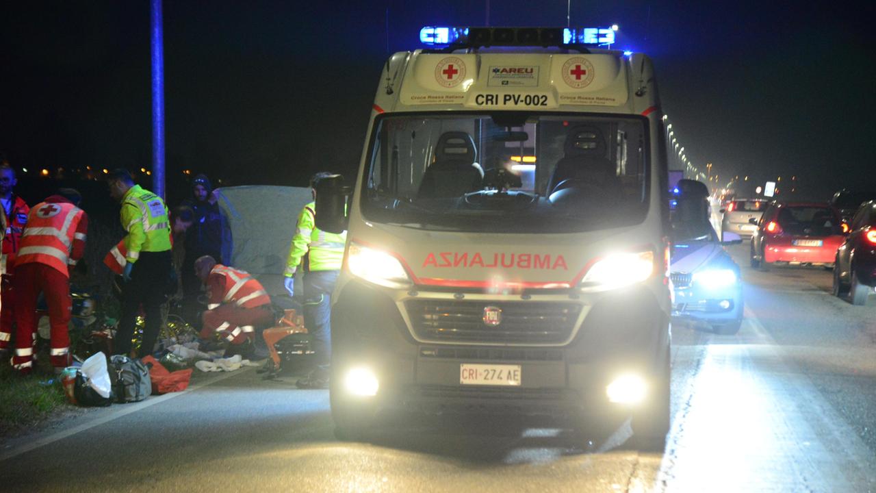 Auto contro un albero lungo la provinciale, due persone ferite
