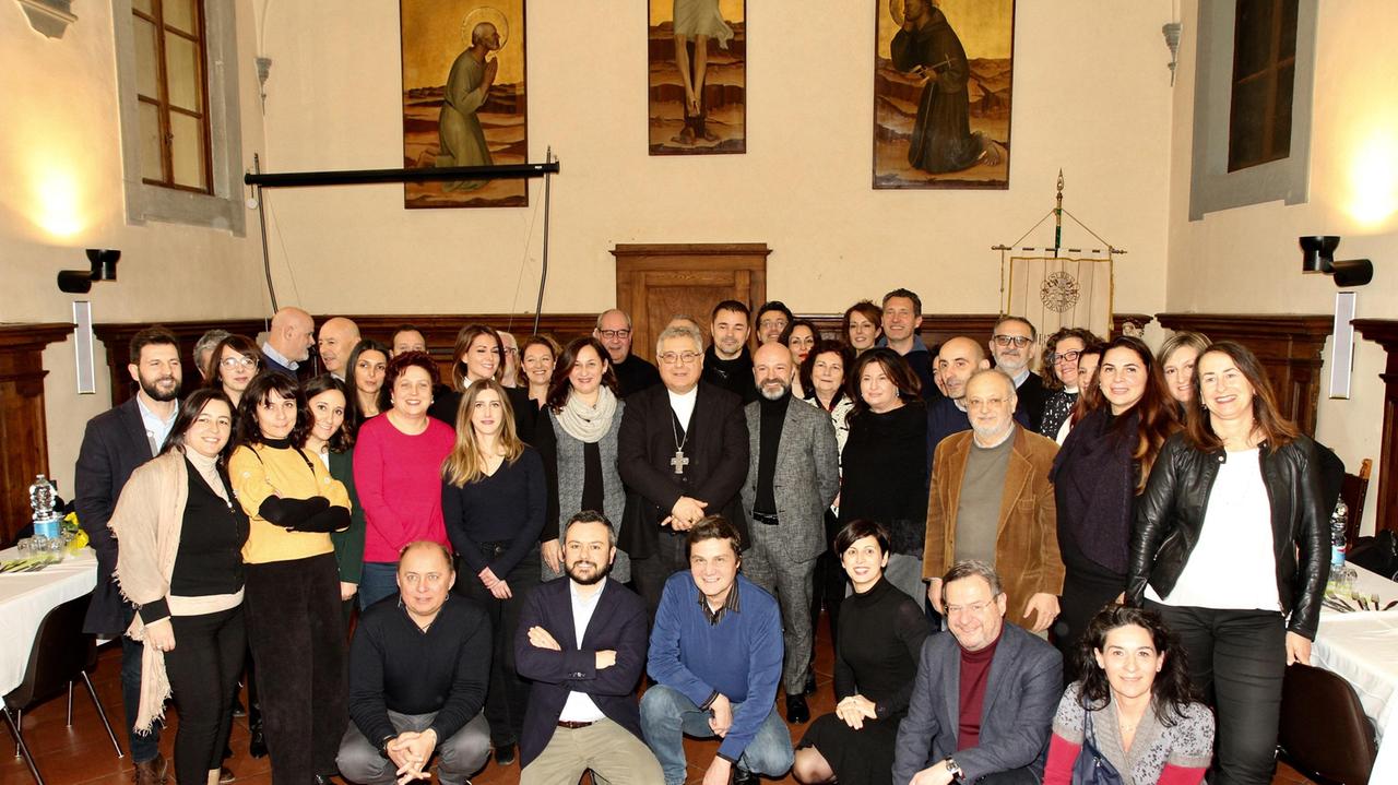 Il vescovo Nerbini al centro fra i giornalisti pratesi