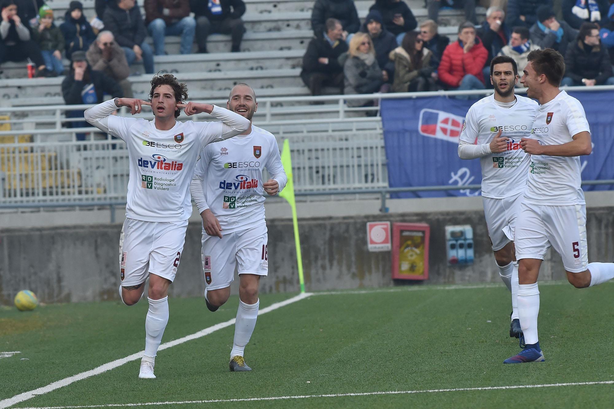 L'esultanza di Semprini e dei compagni dopo il gol del vantaggio granata