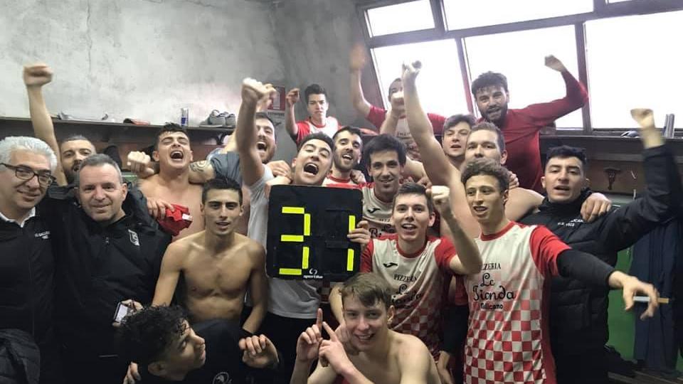 Grande festa nello spogliatoio del Gallicano per il successo sul Vagli (pagina Fb Gallicano)