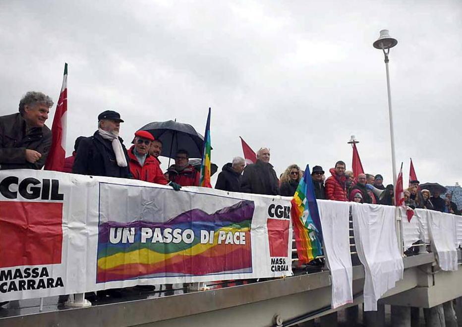 “Spegniamo la guerra” pacifisti sotto la pioggia 