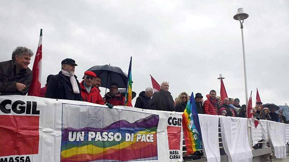 “Spegniamo la guerra” pacifisti sotto la pioggia