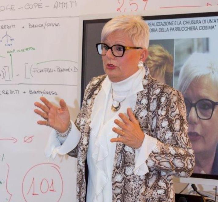 Cosima chiude l’attività di parrucchiera dopo 40 anni "con le forbici in mano" 