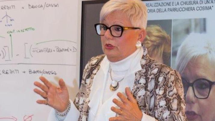 Cosima chiude l’attività di parrucchiera dopo 40 anni "con le forbici in mano"