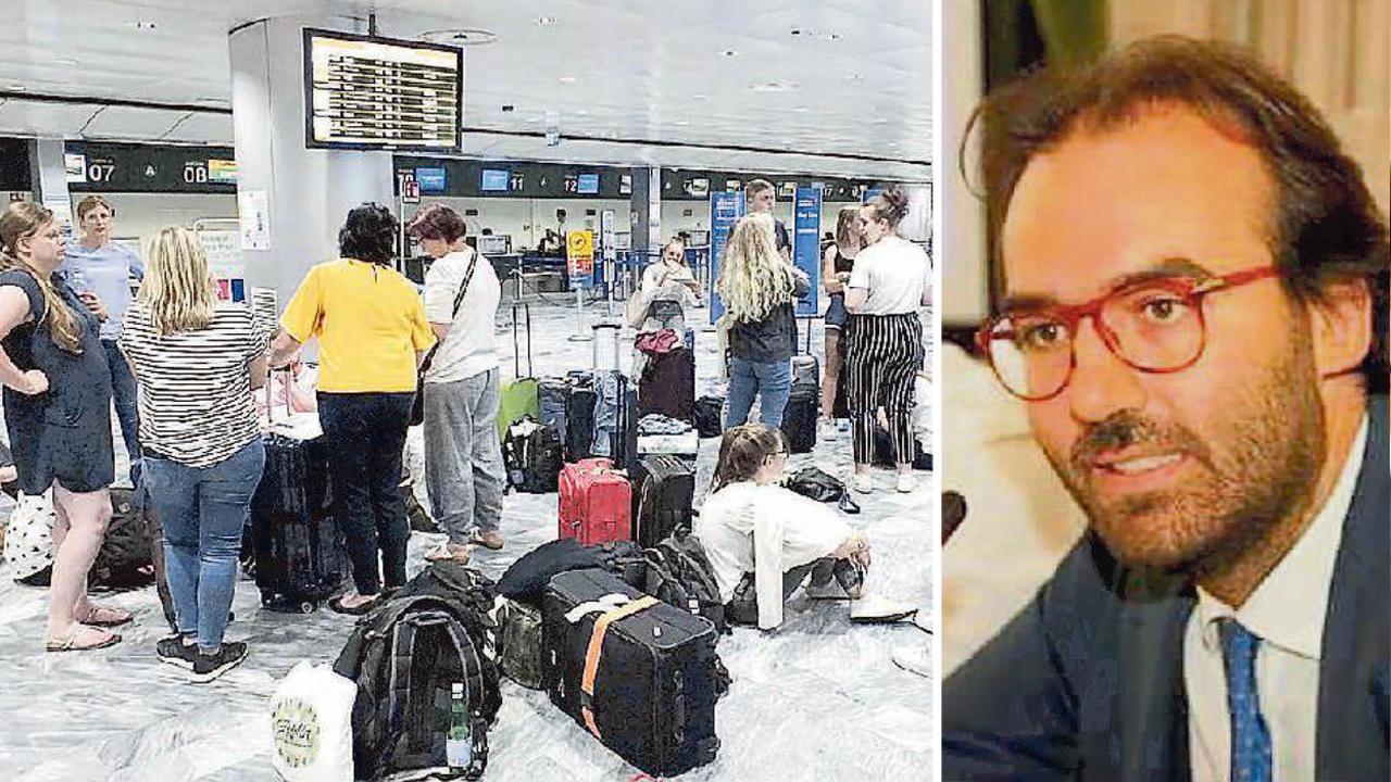 Passeggeri in attesa e il professor Nicola Pignatelli