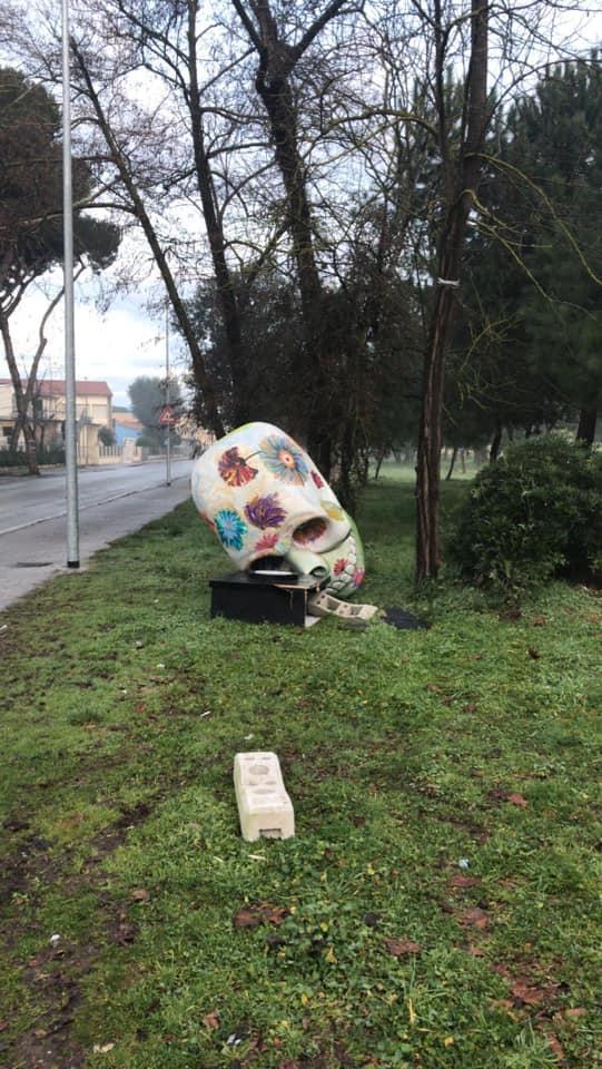 Teschi colorati in città, un'auto colpisce quello in Darsena