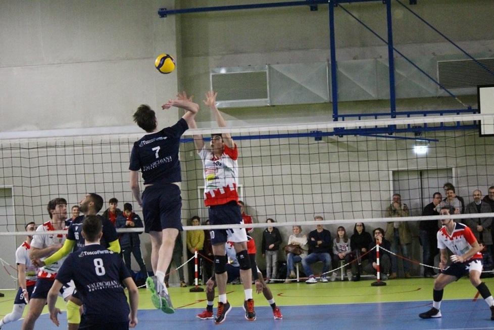 Un muro della formazione del Volley Prato contro il Cus Siena