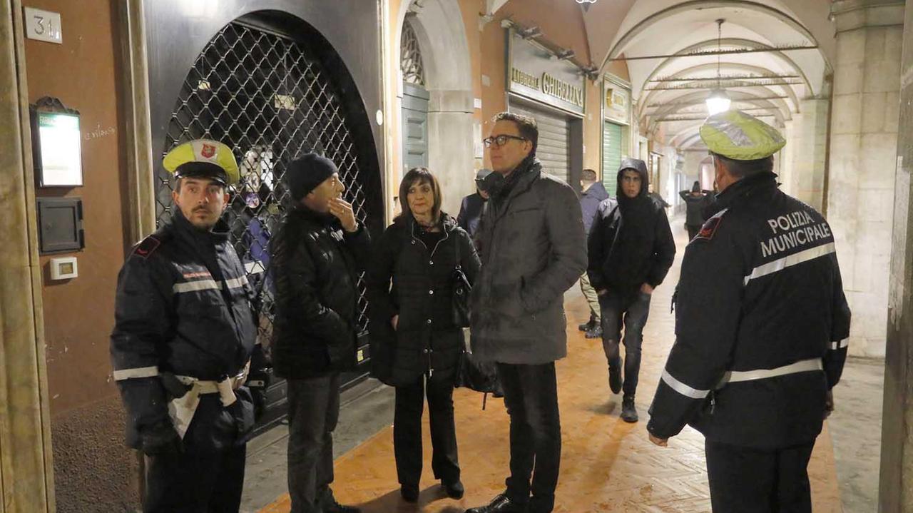 Il sindaco Conti con gli agenti della polizia municipale (Foto Muzzi)