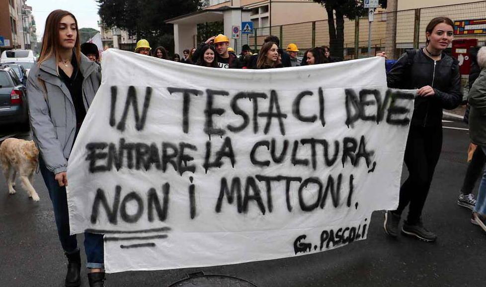 Palestre inagibili, tetti che crollano. La rabbia dei prof a Massa-Carrara: finora solo promesse