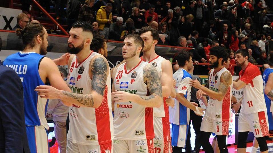 il saluto finale fra le due squadre con in primo piano Landi, Johnson, Bryant e a seguire Petteway e Quarisa (Foto Gori)