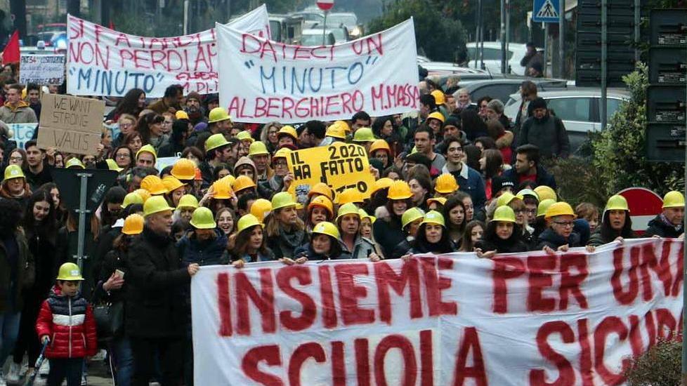 Cinquecento professori in corteo col casco giallo per una scuola sicura