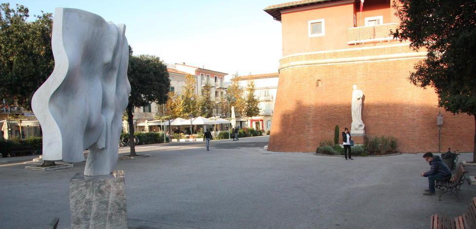  La statua di Pomodoro lascia la sua piazza «Serve spazio» 