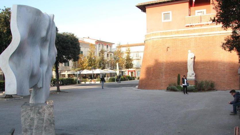 La statua di Pomodoro lascia la sua piazza «Serve spazio»