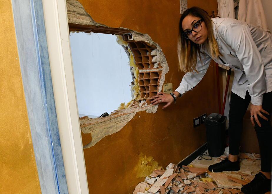 Strisciano sul pavimento e rubano 100.000 euro di occhiali all’ottica Cacini 