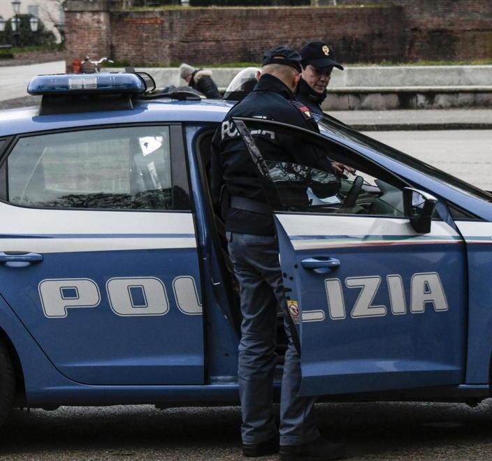 Anziana rapinata vicino casa da un giovane che fugge in auto 
