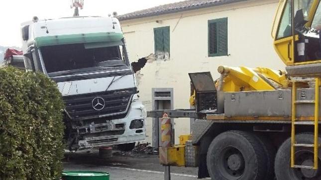 Senso unico alternato davanti la casa danneggiata