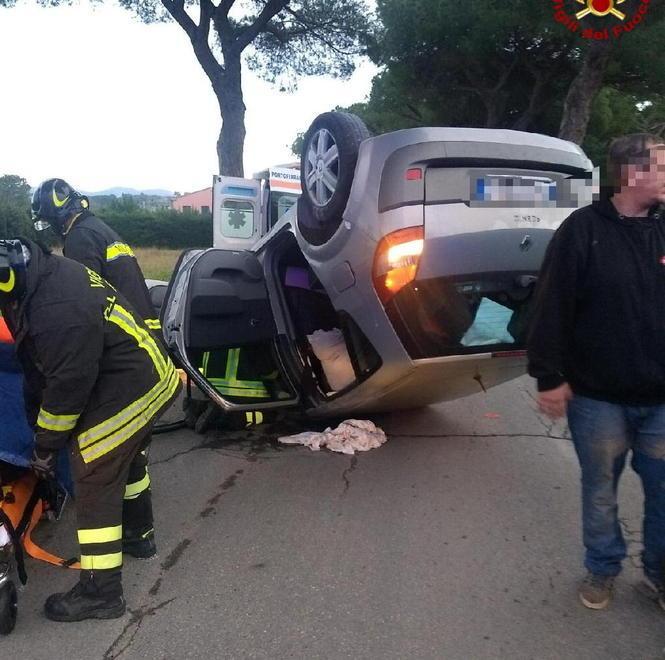 Auto contro un albero si ribalta: grave la donna alla guida